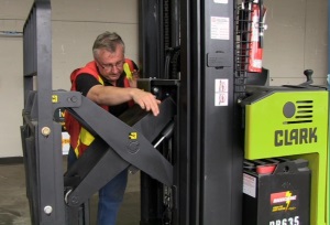 Intro to Narrow Aisle Forklifts Spanish STREAMING 4